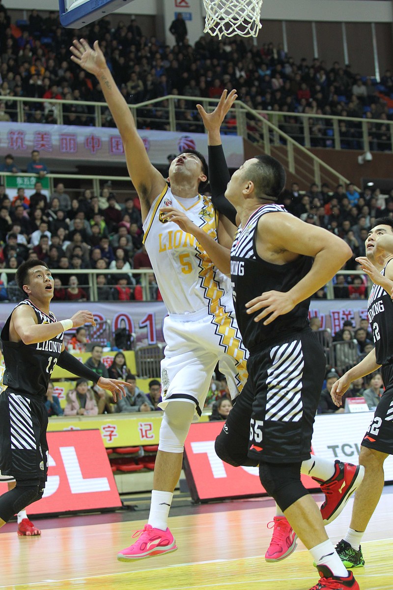 加拿大人城队力挽狂澜，豪取胜利欢呼